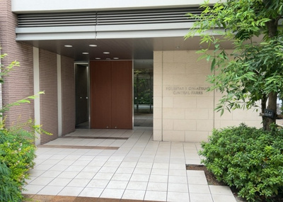【エントランス】 | ポレスター本厚木セントラルパークス | マンションのエントランスには、もともと風よけや防犯の役割がありますが、マンションによって宅配ボックスなどの設備が備わっている所もあります。日々の生活をイメージしながら生活しやすさをチェックしましょう。
