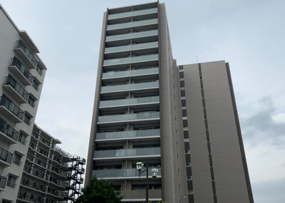 【現況写真】 | ポレスター本厚木セントラルパークス | 外観はマンション管理がされているかの目安になります。築年数が古いと、壁面は劣化してひび割れが生じることも！建物が古びていても細かいところが修繕されていると、きちんと管理されているなぁと感じるでしょう。