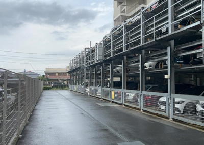 【駐車場】 | ポレスター本厚木セントラルパークス | 車一台あたりに必要なスペースは、標準サイズの普通自動車で横幅2m50cm、長さ5mは必要になります。ただし、乗降のことも考慮して横幅3m30cm、長さ5m50cmほどは確保できるところを選びましょう。