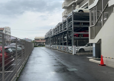 【駐車場】 | ポレスター本厚木セントラルパークス | 駐車場と明記されていても、最小スペースでつくられた駐車場だと大型車は駐車できなかったり、出入りしにくくなったりする可能性があります。お車のサイズと購入したい物件の駐車場のサイズを現地で確認しましょう。