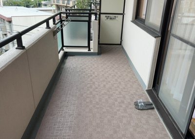 【バルコニー】 | ウッドパーク本厚木 | バルコニーは、室外の専用スペースのうち、「屋根がなく開放された空間」であるものを指します。ベランダより広いタイプのものが多く、日当たりもよいため家庭菜園などを楽しみたい人にとって適した環境となります。
