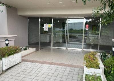 【エントランス】 | ウッドパーク本厚木 | マンションのエントランスには、もともと風よけや防犯の役割がありますが、マンションによって宅配ボックスなどの設備が備わっている所もあります。日々の生活をイメージしながら生活しやすさをチェックしましょう。