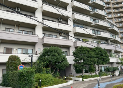 【現況写真】 | ウッドパーク本厚木 | 外観はマンション管理がされているかの目安になります。築年数が古いと、壁面は劣化してひび割れが生じることも！建物が古びていても細かいところが修繕されていると、きちんと管理されているなぁと感じるでしょう。