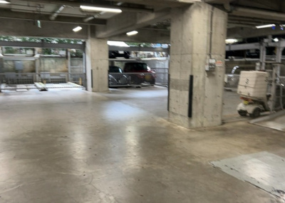 【駐車場】 | ウッドパーク本厚木 | 車一台あたりに必要なスペースは、標準サイズの普通自動車で横幅2m50cm、長さ5mは必要になります。ただし、乗降のことも考慮して横幅3m30cm、長さ5m50cmほどは確保できるところを選びましょう。
