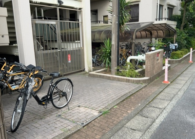 【駐輪場】 | ウッドパーク本厚木 | マンションの駐輪場は、事前に空きがあるか確認を取ると安心です。せっかく入居したのに駐輪スペースがない！なんてことになったら大変ですよね。そこで、内見時や購入前にはまず事前に確認しておくと良いでしょう。