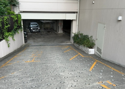 【駐車場】 | ウッドパーク本厚木 | 駐車場と明記されていても、最小スペースでつくられた駐車場だと大型車は駐車できなかったり、出入りしにくくなったりする可能性があります。お車のサイズと購入したい物件の駐車場のサイズを現地で確認しましょう。