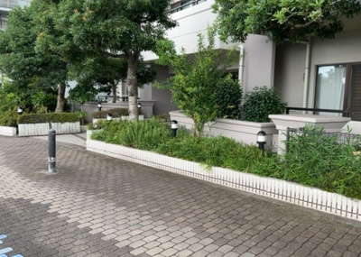 【庭】 | ウッドパーク本厚木 | 物件によっては、入居者が個人的に使用できる専用庭がついているものもあります。また、住宅の中にある土間の部分を庭と呼ぶこともあります。庭の用途は住む人によって変わり、それによってデザインもさまざまです。