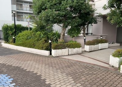 【中庭】 | ウッドパーク本厚木 | 中庭（パティオ）とは、一つの建築物の内部に設けられた、壁などで囲われている庭のことを指します。コの字型、ロの字型が主流ですが、L字型の中庭もあります。最近では、インテリア性の高さからも人気があります。