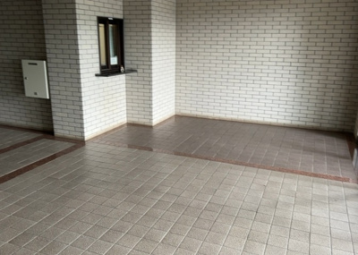 【ロビー】 | ウッドパーク本厚木 | ラウンジは、マンションの共用スペースに椅子やテーブルなどを配置した利用者が寛げる空間です。屋内型ラウンジと屋外型ラウンジがあります。共用部分の管理状況と合わせて、詳細については現地でご確認ください。