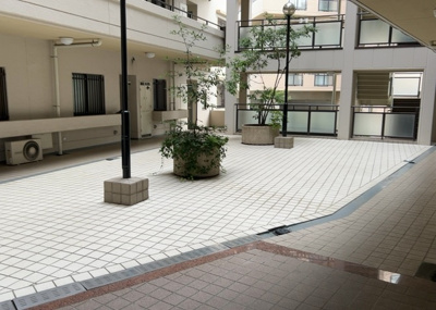 【その他共用部分】 | ウッドパーク本厚木 | 共有部分は、住民なら誰もが使える設備のこと。例えば駐車場やエレベーター、インターネット設備、セキュリティ設備などがあります。他にも、マンションの廊下・外部階段やエントランス・ゴミ置き場などがあります。
