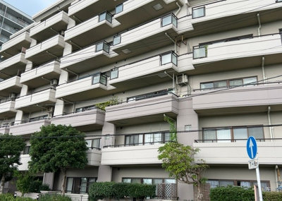 【構造・工法・仕様】 | ウッドパーク本厚木 | ＲＣ造、Reinforced Concreteは直訳すると補強されたコンクリートです。主に柱や梁・床・壁が鉄筋とコンクリートで構成おり、鉄筋を組んだ型枠にコンクリートを流し込んで固めたものを指します。