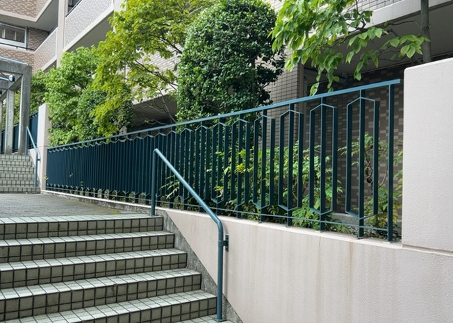 【庭】 | モラーダ厚木プレステージ | 物件によっては、入居者が個人的に使用できる専用庭がついているものもあります。また、住宅の中にある土間の部分を庭と呼ぶこともあります。庭の用途は住む人によって変わり、それによってデザインもさまざまです。