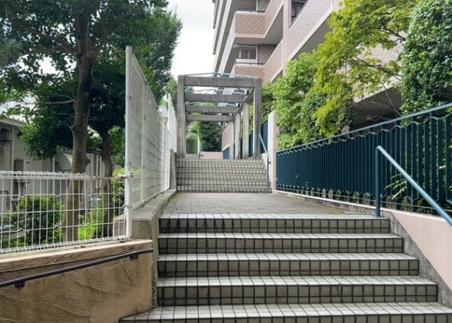 【中庭】 | モラーダ厚木プレステージ | 中庭（パティオ）とは、一つの建築物の内部に設けられた、壁などで囲われている庭のことを指します。コの字型、ロの字型が主流ですが、L字型の中庭もあります。最近では、インテリア性の高さからも人気があります。