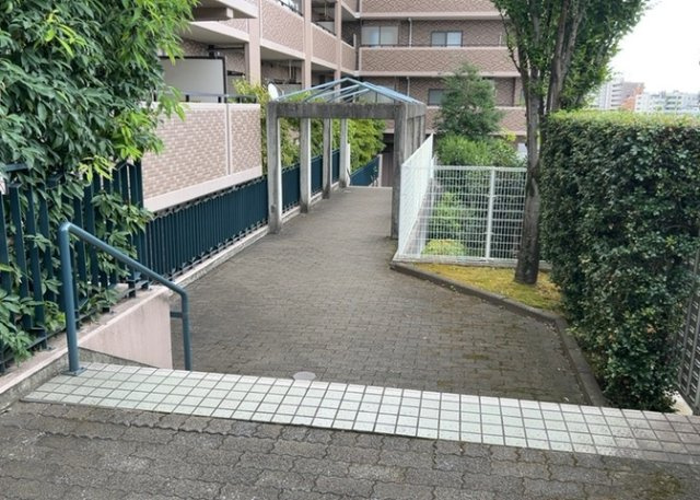 【その他共用部分】 | モラーダ厚木プレステージ | 共用部分は、一棟の建物に住む区分所有者全員が共同で所有するとし、共用部分の管理、補修などは、区分所有者で形成される管理組合が行います。個人の判断で勝手に変更することはできませんので覚えておきましょう。
