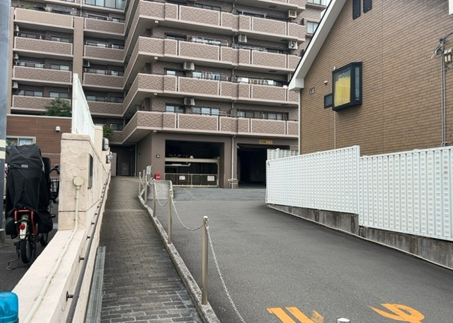【外観】 | モラーダ厚木プレステージ | 外観はマンション管理がされているかの目安になります。築年数が古いと、壁面は劣化してひび割れが生じることも！建物が古びていても細かいところが修繕されていると、きちんと管理されているなぁと感じるでしょう。
