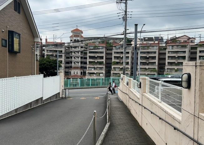 【展望】 | モラーダ厚木プレステージ | 景色重視でお家選ぶをするとスーパーが遠い！学校が遠い！など生活をするうえで利便性で困ることもあります。まず一度現地を見学する際に、周辺の施設などがあるかを確認し、暮らし始めた後のことを想像しましょう。