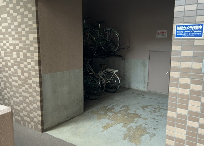 【駐車場】 | モラーダ厚木プレステージ | 車一台あたりに必要なスペースは、標準サイズの普通自動車で横幅2m50cm、長さ5mは必要になります。ただし、乗降のことも考慮して横幅3m30cm、長さ5m50cmほどは確保できるところを選びましょう。