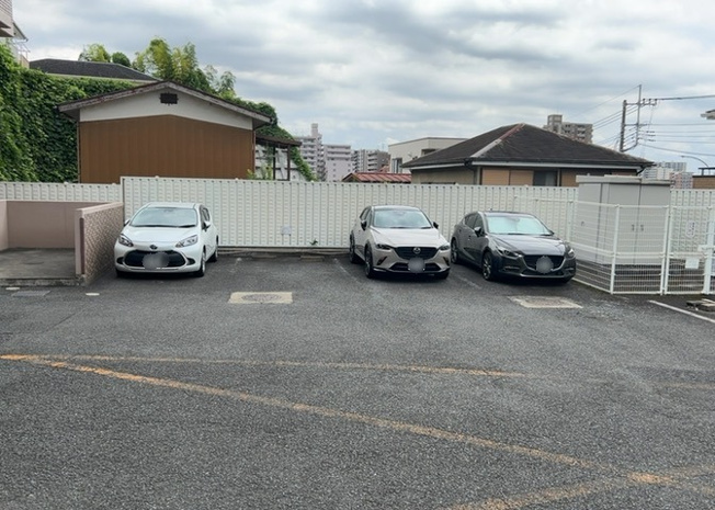 【駐車場】 | モラーダ厚木プレステージ | 駐車場と明記されていても、最小スペースでつくられた駐車場だと大型車は駐車できなかったり、出入りしにくくなったりする可能性があります。お車のサイズと購入したい物件の駐車場のサイズを現地で確認しましょう。