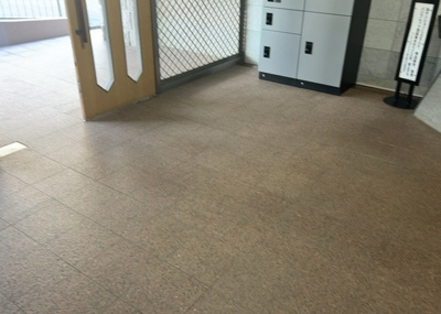 【エントランス】 | ライオンズマンション京王南大沢 | マンションのエントランスには、もともと風よけや防犯の役割がありますが、マンションによって宅配ボックスなどの設備が備わっている所もあります。日々の生活をイメージしながら生活しやすさをチェックしましょう。