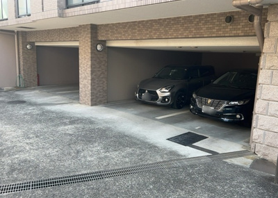 【駐車場】 | ライオンズマンション京王南大沢 | 車一台あたりに必要なスペースは、標準サイズの普通自動車で横幅2m50cm、長さ5mは必要になります。ただし、乗降のことも考慮して横幅3m30cm、長さ5m50cmほどは確保できるところを選びましょう。