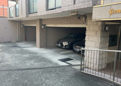 【駐車場】 | ライオンズマンション京王南大沢 | 駐車場と明記されていても、最小スペースでつくられた駐車場だと大型車は駐車できなかったり、出入りしにくくなったりする可能性があります。お車のサイズと購入したい物件の駐車場のサイズを現地で確認しましょう。