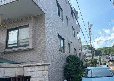 【中庭】 | ライオンズマンション京王南大沢 | 中庭（パティオ）とは、一つの建築物の内部に設けられた、壁などで囲われている庭のことを指します。コの字型、ロの字型が主流ですが、L字型の中庭もあります。最近では、インテリア性の高さからも人気があります。
