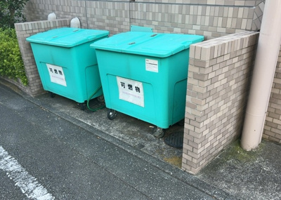 【設備】 | ライオンズマンション京王南大沢 | 共有部分は、住民なら誰もが使える設備のこと。例えば駐車場やエレベーター、インターネット設備、セキュリティ設備などがあります。他にも、マンションの廊下・外部階段やエントランス・ゴミ置き場などがあります。