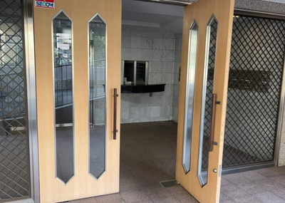 【ロビー】 | ライオンズマンション京王南大沢 | ロビーというと、エントランスと何がちがうの？と思いますよね。実はロビーとエントランスには明確な決まりはありません。物件によっては、エントランスを入って広がるある程度の広さのある空間がロビーとなります。