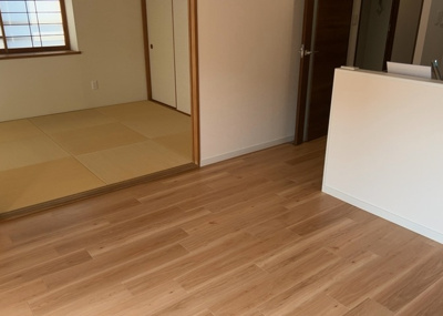 【ダイニング】 | ライオンズマンション京王南大沢 | ダイニングは、食事や家族の団らんスペースとしてだけではなく、ほかの用途としても使用することができます。ダイニングテーブルを置き、食事のためのスペースを作ることでリビングとの差別化を図ることができます。