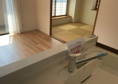 【キッチン】 | ライオンズマンション京王南大沢 | L型アイランドタイプは、キッチンからダイニングにもリビングにも目が行き届くので、とても使いやすい配置です。L字型独立タイプは、キッチンを独立させてるためLDKというよりもLDといった様なイメージです。