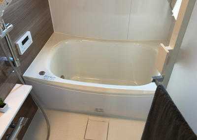 【浴室】 | ライオンズマンション京王南大沢 | 入浴時の快適さも大事なことですが、綺麗な状態を維持できなければ気持ちよく入浴できません。毎日の掃除が楽という点は大事なポイントになります！カビが生えにくく掃除がしやすい、壁や浴槽を選ぶといいでしょう。