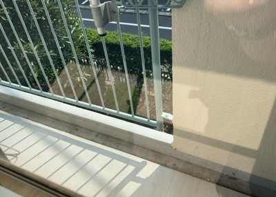 【バルコニー】 | ローズハイツ相模原 | バルコニーは、室外の専用スペースのうち、「屋根がなく開放された空間」であるものを指します。ベランダより広いタイプのものが多く、日当たりもよいため家庭菜園などを楽しみたい人にとって適した環境となります。