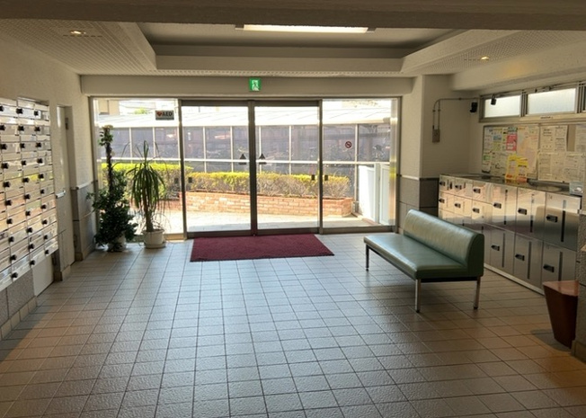【エントランス】 | ローズハイツ相模原 | マンションのエントランスには、もともと風よけや防犯の役割がありますが、マンションによって宅配ボックスなどの設備が備わっている所もあります。日々の生活をイメージしながら生活しやすさをチェックしましょう。