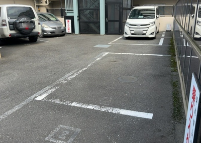 【駐車場】 | ローズハイツ相模原 | 車一台あたりに必要なスペースは、標準サイズの普通自動車で横幅2m50cm、長さ5mは必要になります。ただし、乗降のことも考慮して横幅3m30cm、長さ5m50cmほどは確保できるところを選びましょう。