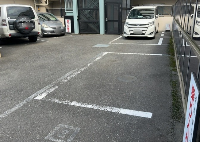 【駐車場】 | ローズハイツ相模原 | 車一台あたりに必要なスペースは、標準サイズの普通自動車で横幅2m50cm、長さ5mは必要になります。ただし、乗降のことも考慮して横幅3m30cm、長さ5m50cmほどは確保できるところを選びましょう。
