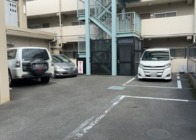 【駐車場】 | ローズハイツ相模原 | 駐車場と明記されていても、最小スペースでつくられた駐車場だと大型車は駐車できなかったり、出入りしにくくなったりする可能性があります。お車のサイズと購入したい物件の駐車場のサイズを現地で確認しましょう。