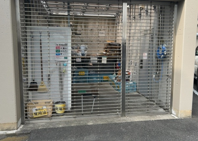 【設備】 | ローズハイツ相模原 | 共有部分は、住民なら誰もが使える設備のこと。例えば駐車場やエレベーター、インターネット設備、セキュリティ設備などがあります。他にも、マンションの廊下・外部階段やエントランス・ゴミ置き場などがあります。