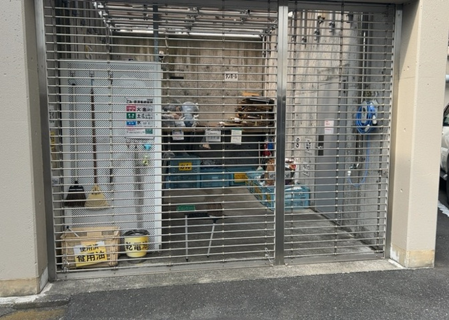 【設備】 | ローズハイツ相模原 | 共有部分は、住民なら誰もが使える設備のこと。例えば駐車場やエレベーター、インターネット設備、セキュリティ設備などがあります。他にも、マンションの廊下・外部階段やエントランス・ゴミ置き場などがあります。