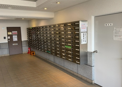 【設備】 | ローズハイツ相模原 | エントランス付近に設置されている集合ポストは、住んでいる部屋と離れているため、ポストをあさるなど誰かに何かされていても被害に気づきにくいです。入居する時には他人に特定されにくい番号で鍵をかけましょう！