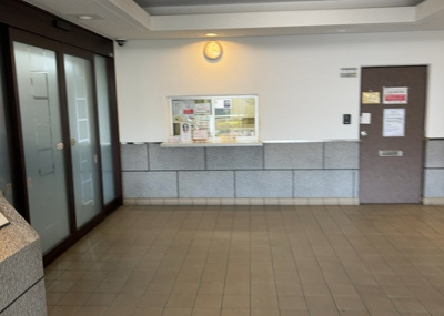 【受付】 | ローズハイツ相模原 | 受付はマンションコンシェルジュがいる場合もあれば、管理人が滞在する小部屋を総称して呼ぶことがあります。主にエントランスに設置されていることから、防犯面でも期待ができます。防犯設備がない場合はより安心！