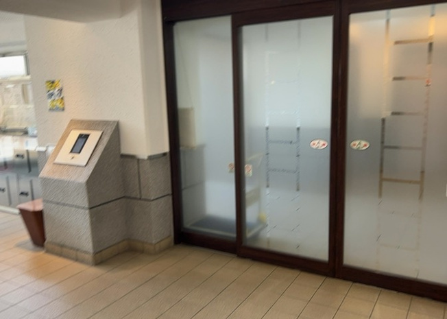 【ロビー】 | ローズハイツ相模原 | ラウンジは、マンションの共用スペースに椅子やテーブルなどを配置した利用者が寛げる空間です。屋内型ラウンジと屋外型ラウンジがあります。共用部分の管理状況と合わせて、詳細については現地でご確認ください。