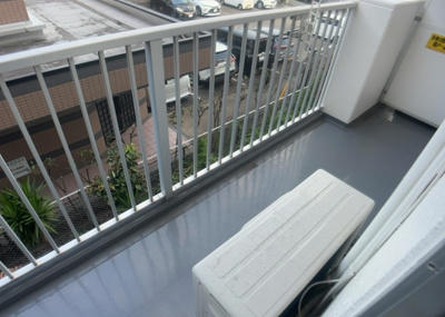【バルコニー】 | ハイネス南林間 | バルコニーは、室外の専用スペースのうち、「屋根がなく開放された空間」であるものを指します。ベランダより広いタイプのものが多く、日当たりもよいため家庭菜園などを楽しみたい人にとって適した環境となります。