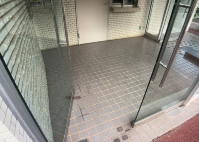 【エントランス】 | ハイネス南林間 | マンションのエントランスには、もともと風よけや防犯の役割がありますが、マンションによって宅配ボックスなどの設備が備わっている所もあります。日々の生活をイメージしながら生活しやすさをチェックしましょう。