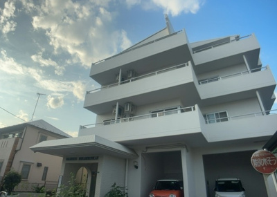 【現況写真】 | ハイネス南林間 | 外観はマンション管理がされているかの目安になります。築年数が古いと、壁面は劣化してひび割れが生じることも！建物が古びていても細かいところが修繕されていると、きちんと管理されているなぁと感じるでしょう。