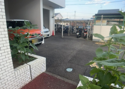 【駐車場】 | ハイネス南林間 | 車一台あたりに必要なスペースは、標準サイズの普通自動車で横幅2m50cm、長さ5mは必要になります。ただし、乗降のことも考慮して横幅3m30cm、長さ5m50cmほどは確保できるところを選びましょう。