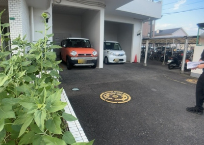 【駐車場】 | ハイネス南林間 | 駐車場と明記されていても、最小スペースでつくられた駐車場だと大型車は駐車できなかったり、出入りしにくくなったりする可能性があります。お車のサイズと購入したい物件の駐車場のサイズを現地で確認しましょう。