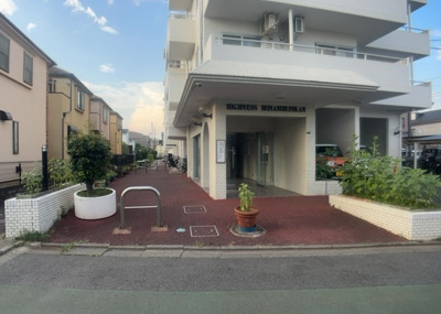 【中庭】 | ハイネス南林間 | 中庭（パティオ）とは、一つの建築物の内部に設けられた、壁などで囲われている庭のことを指します。コの字型、ロの字型が主流ですが、L字型の中庭もあります。最近では、インテリア性の高さからも人気があります。