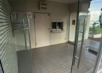 【受付】 | ハイネス南林間 | 受付はマンションコンシェルジュがいる場合もあれば、管理人が滞在する小部屋を総称して呼ぶことがあります。主にエントランスに設置されていることから、防犯面でも期待ができます。防犯設備がない場合はより安心！