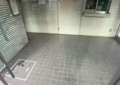 【ロビー】 | ハイネス南林間 | ラウンジは、マンションの共用スペースに椅子やテーブルなどを配置した利用者が寛げる空間です。屋内型ラウンジと屋外型ラウンジがあります。共用部分の管理状況と合わせて、詳細については現地でご確認ください。