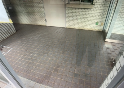【ロビー】 | ハイネス南林間 | ロビーというと、エントランスと何がちがうの？と思いますよね。実はロビーとエントランスには明確な決まりはありません。物件によっては、エントランスを入って広がるある程度の広さのある空間がロビーとなります。